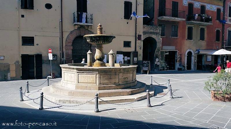 Galleria foto della fontana di Piazza Consoli
