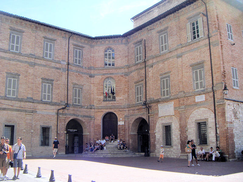 Palazzo dei Priori - Ingrandisci la foto